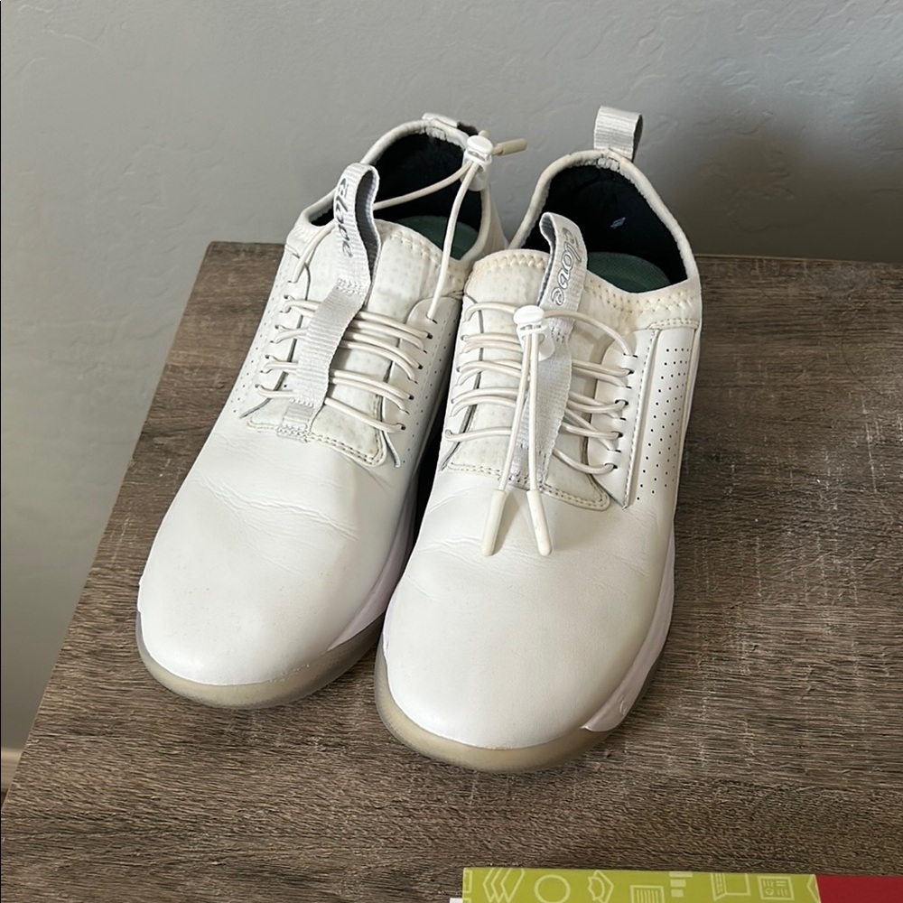 Women’s classic white cloves